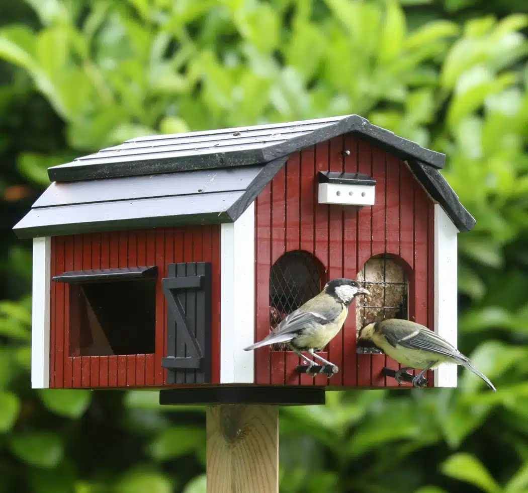 Fuglebrett låve rød