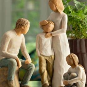 Willow Tree figurer samlet i en familegruppe