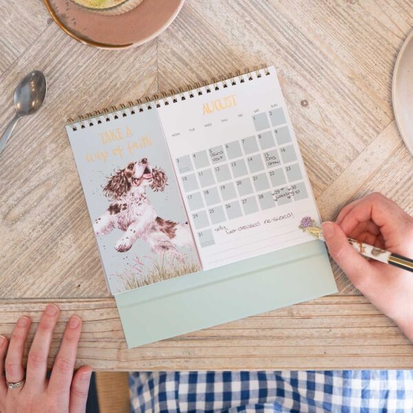 Alternative view of Wrendale Bordkalender 2026