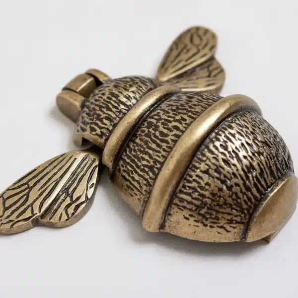 Alternative view of Brass Bee dørhammer Humle Rustikk messing