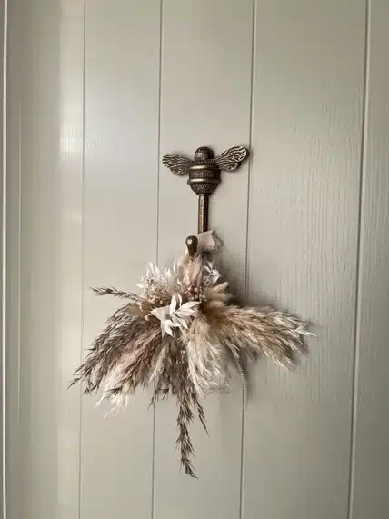 Alternative view of Brass Bee Knagg Antikk messing