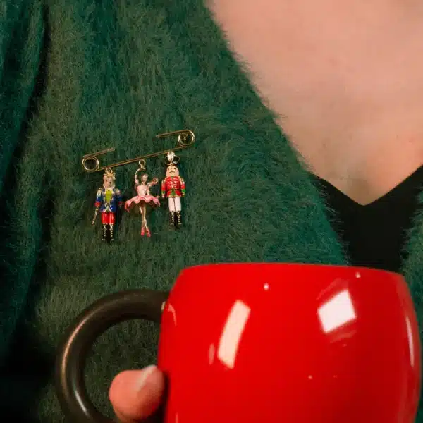 Alternative view of Nøtteknekkeren brosje med charms